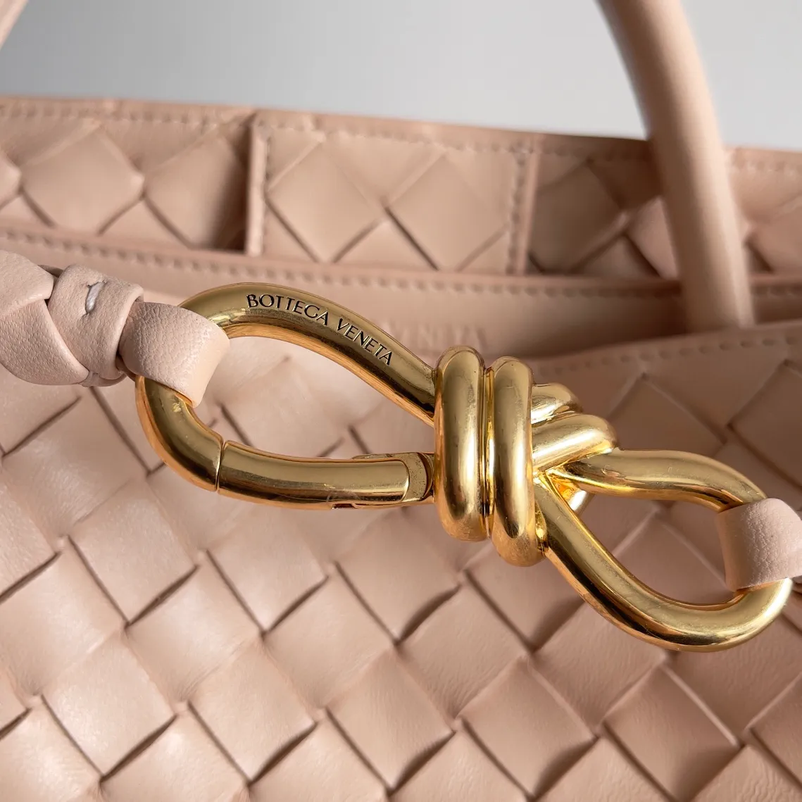 The 2023 new Andiamo batch of 2260 BV has been shipped‼ ️Really popular🔥The new Andiamo woven handbag launched by Bottega Veneta this season is really popular all over the world! ! Celebrities at home and abroad have worn it, and Oscar-winning actress Michelle Yeoh has taken it out on the street. Song Jia, Trai Yara, Yu Feihong, Sanji Ayaka, Rosie Hunting-Whiteley, Yoshioka Riho, etc. have all picked up this bag. It is classic and versatile, showing off its temperament, and the bag capacity is also large, which is very convenient for daily commuting! ! A variety of carrying methods, the shoulder straps can be adjusted by yourself, the original lambskin feels soft and delicate, and the unisex style breaks the gender boundaries and brings a more practical and long-lasting use experience. Andiamo, which has both elegant and casual styles, perfectly interprets the true appearance of "fashionable old money style". Style number: 743572 Size: 32*24*12